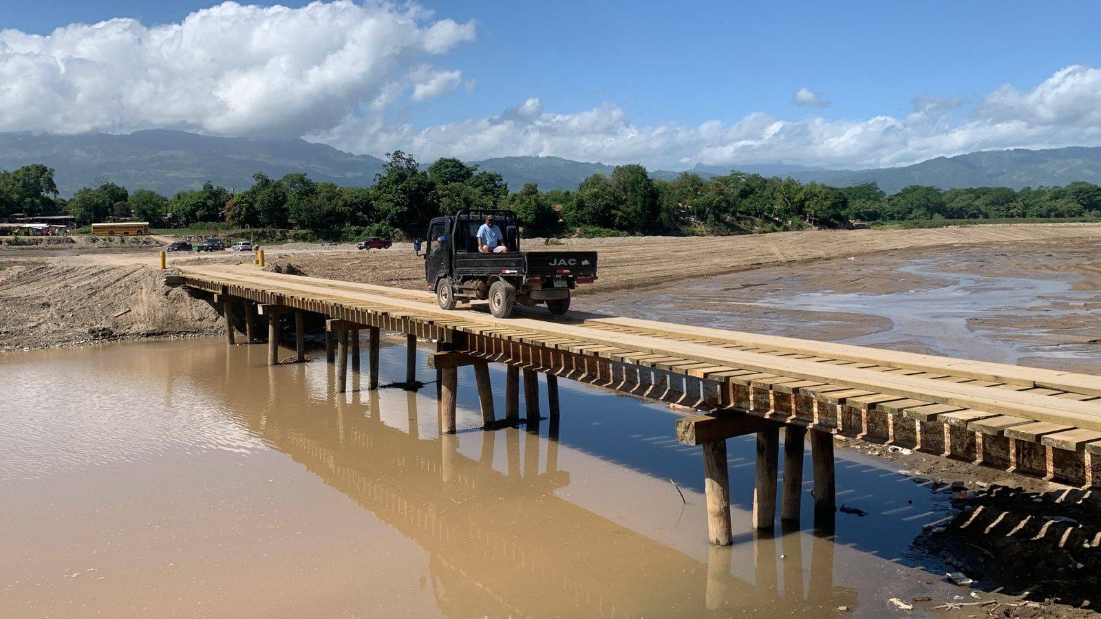La obra, valorada en 2.5 millones de lempiras, busca restablecer de forma temporal el paso vehicular tras la destrucción del antiguo puente por la tormenta tropical Sara.